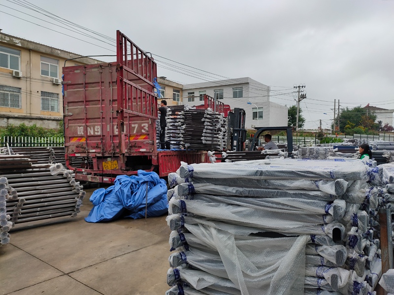 金用護欄2020年7月17日下午鋅鋼玻璃護欄產(chǎn)品裝車發(fā)貨！