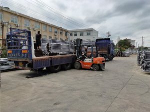 金用護欄2020年7月23日鋁合金百葉窗裝車發(fā)貨！