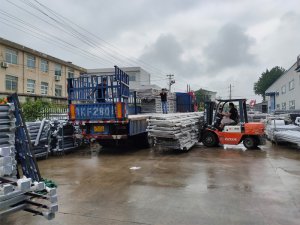 金用護欄2020年7月28日鋅鋼陽臺玻璃護欄裝車發貨！