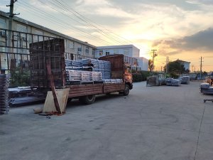 金用護欄2020年8月4日鋅鋼陽臺玻璃護欄裝車發貨！