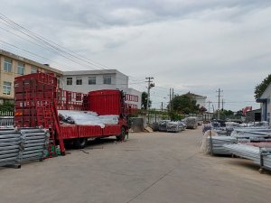 金用護欄2020年8月7日陽臺玻璃護欄裝車發貨！