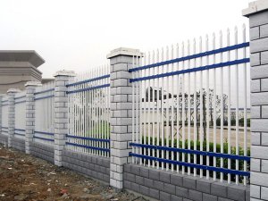 圍墻柵欄、圍墻護(hù)欄、圍墻欄桿三者的區(qū)別與關(guān)系