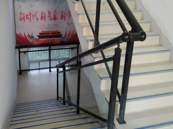 定制建筑工程樓梯扶手，從這兩款中選擇省心又省錢！