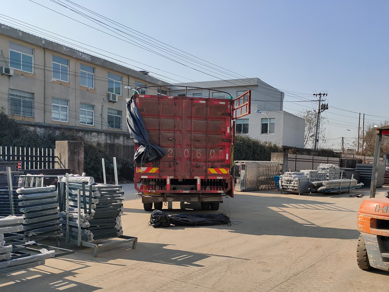 金用護欄2022年1月4日鋅鋼百葉窗裝車發貨！