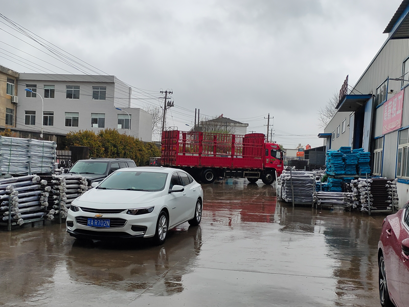 金用護(hù)欄2022年3月18日鋅鋼玻璃欄桿裝車發(fā)貨！