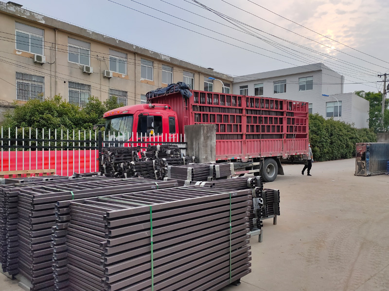 金用護(hù)欄2022年5月24日鋅鋼百葉窗裝車(chē)發(fā)貨！