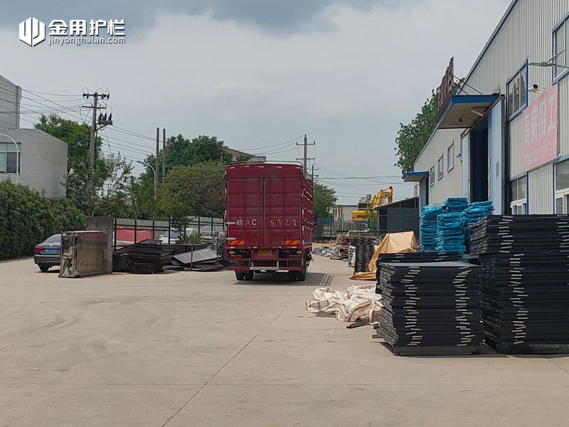 金用護(hù)欄2022年6月23日鋅鋼百葉窗裝車發(fā)貨！