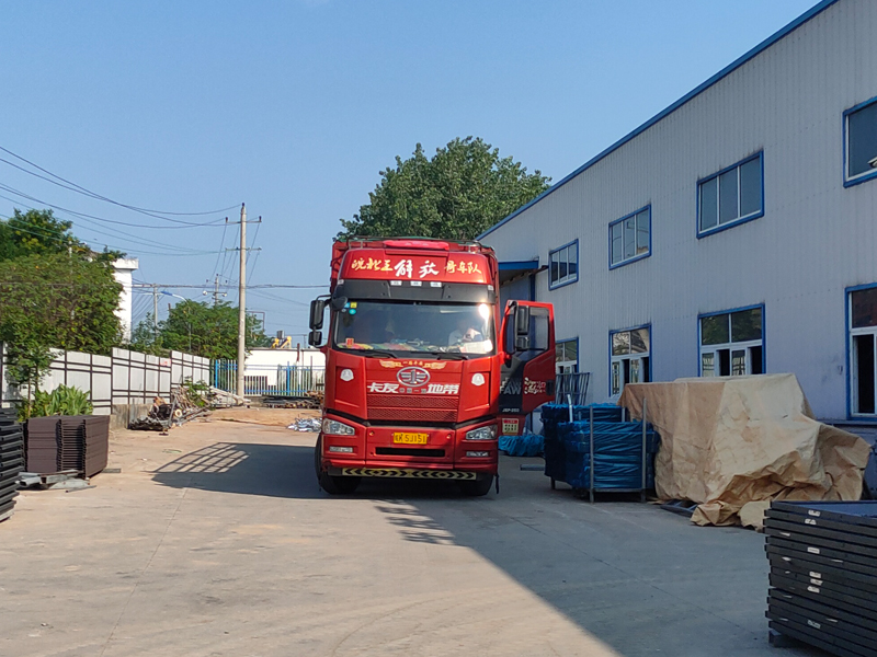 金用護(hù)欄2022年7月4日鋅鋼百葉窗裝車發(fā)貨！