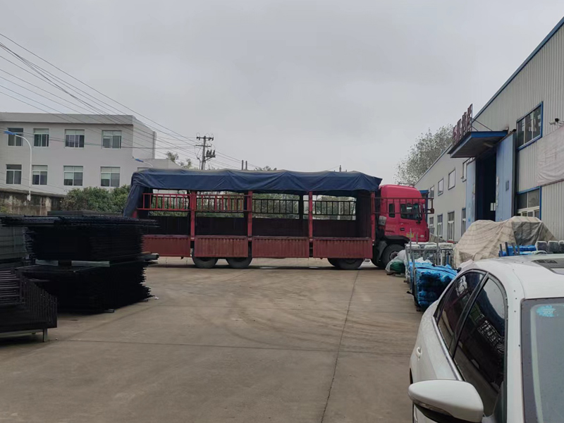 金用護欄2022年10月31日鋅鋼圍墻護欄裝車發(fā)貨！