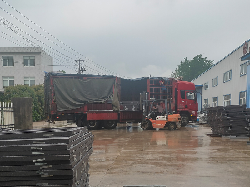 金用護(hù)欄2023年5月5日鋅鋼百葉窗裝車(chē)發(fā)貨！