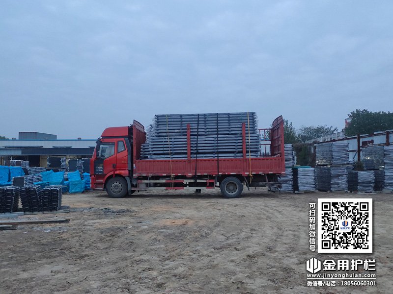 2023年11月15日鋅鋼陽(yáng)臺(tái)護(hù)欄裝車發(fā)貨！