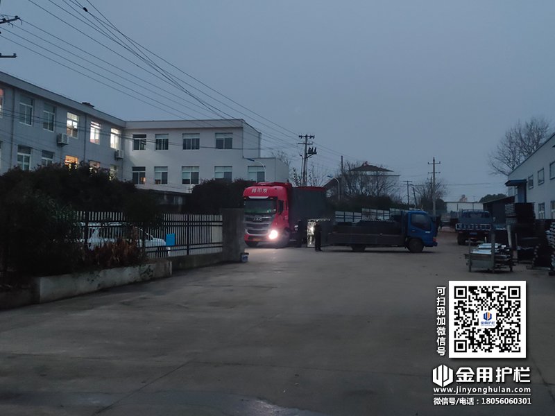 2023年12月15日鋅鋼連廊欄桿裝車發貨！