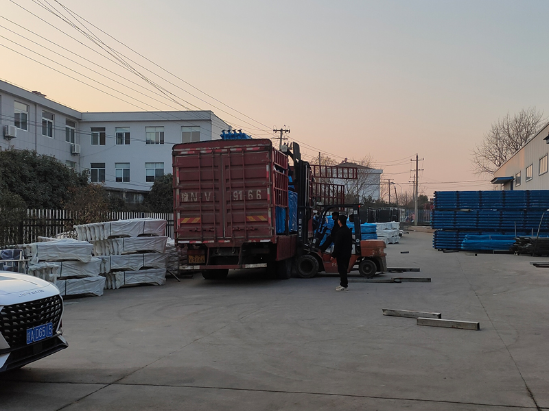 2025年1月4日鋅鋼陽(yáng)臺(tái)欄桿裝車(chē)發(fā)貨！